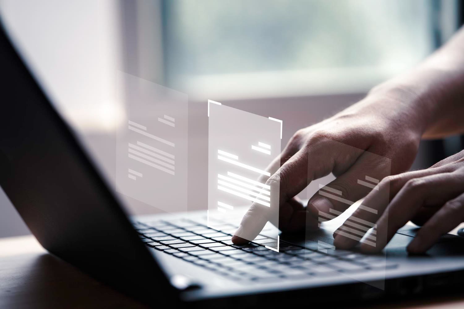 Mains sur un clavier d'ordinateur portable, avec des fiches de données qui s'en échappent