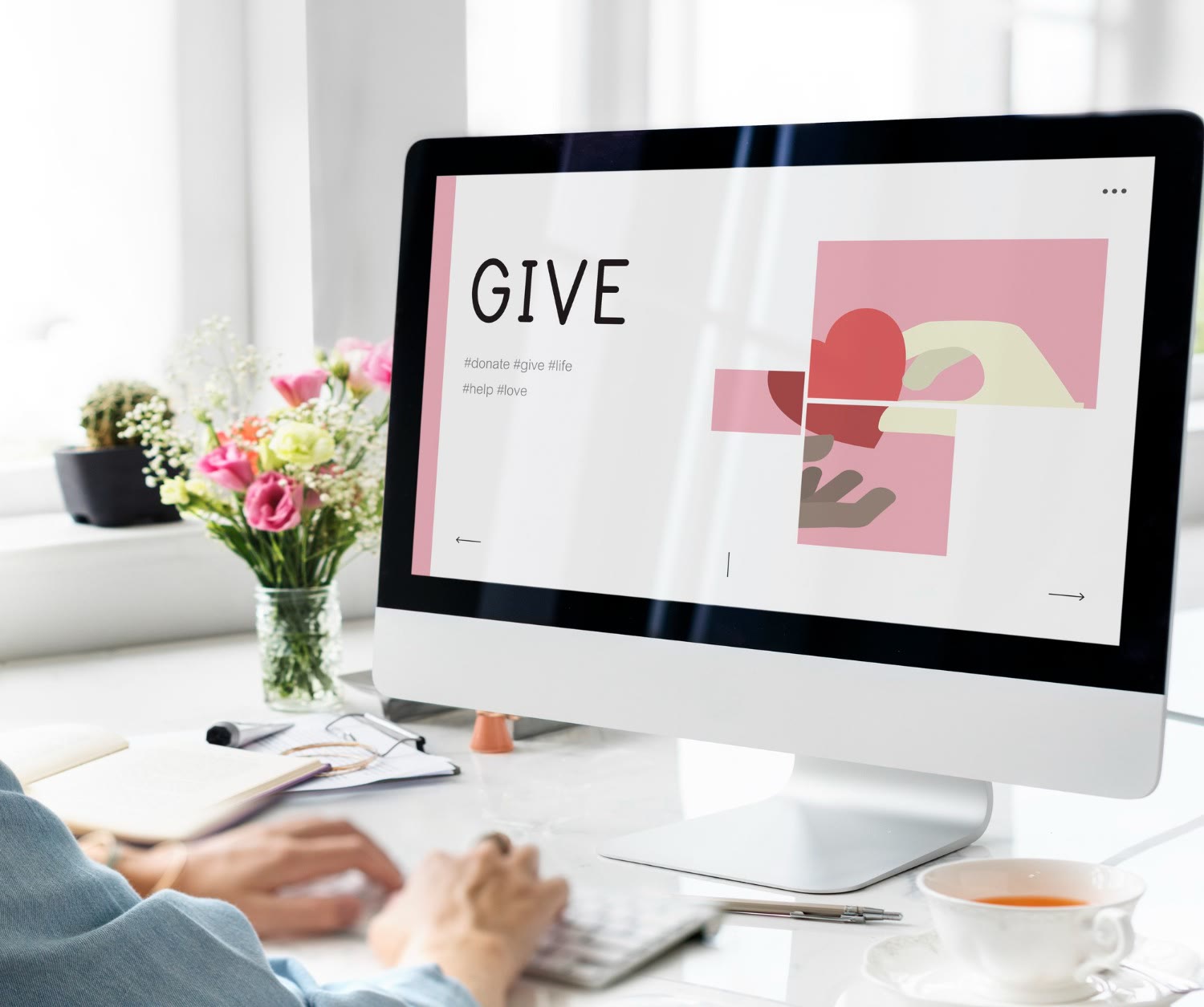 Un site web affiché sur un écran, dans un bureau lumineux